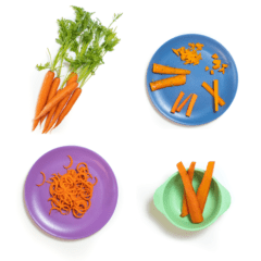 帖子图形 - 一个4个图像的网格，一堆胡萝卜，一个蓝色的婴儿板，带有不同的方式将胡萝卜送给婴儿，紫色的婴儿盘带有螺旋状胡萝卜，一个带有胡萝卜棒的绿色婴儿碗。