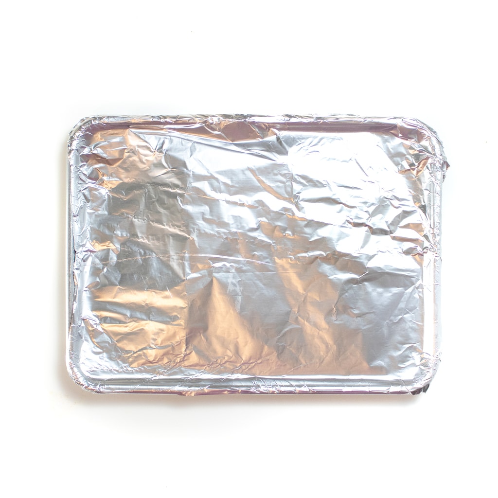 一张银色的烤盘，上面有锡箔。