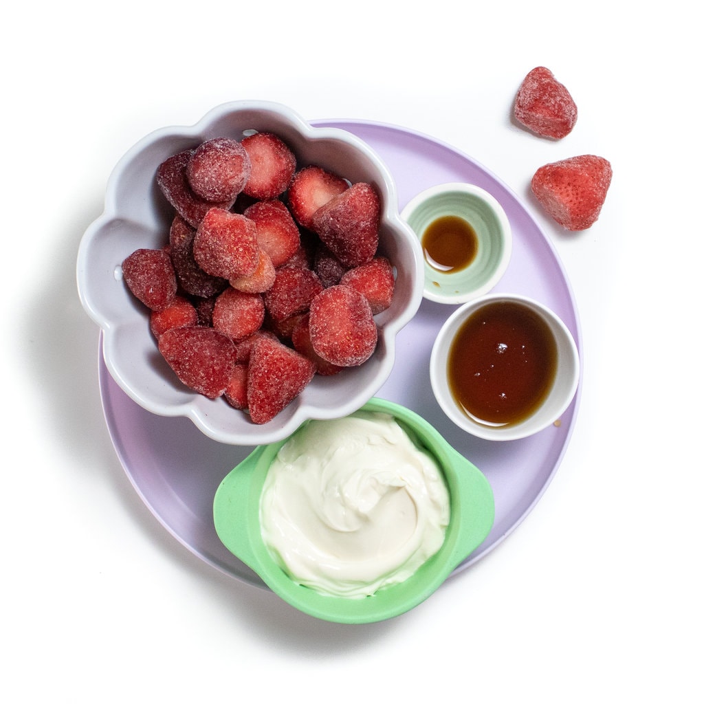 草莓酸奶冰棍的成分在紫色板上。