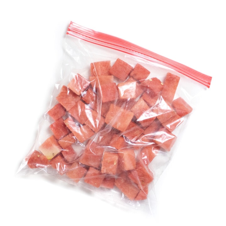 一个装满冷冻西瓜立方体的Ziploc袋。