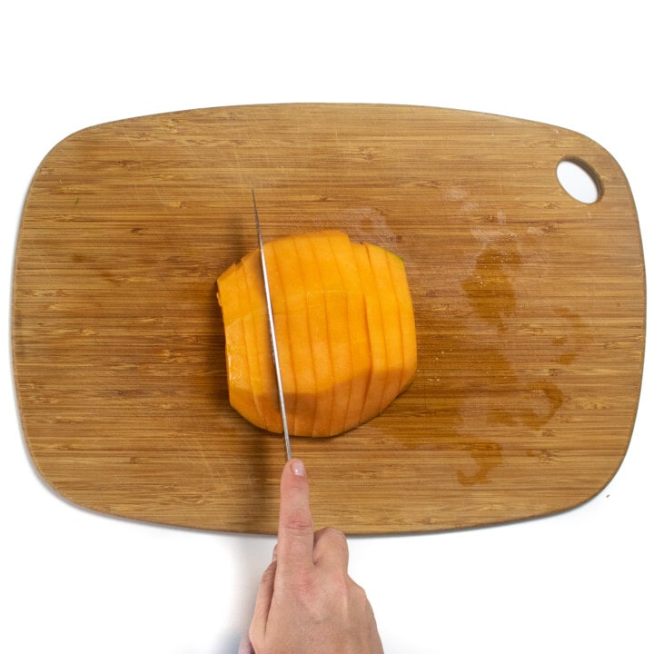 切成薄片的哈密瓜任何木制切菜板