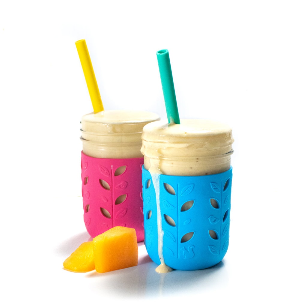 他说，蓝色和粉红色的儿童杯，带有黄色和蓝绿色的稻草和哈密瓜冰沙的角度。