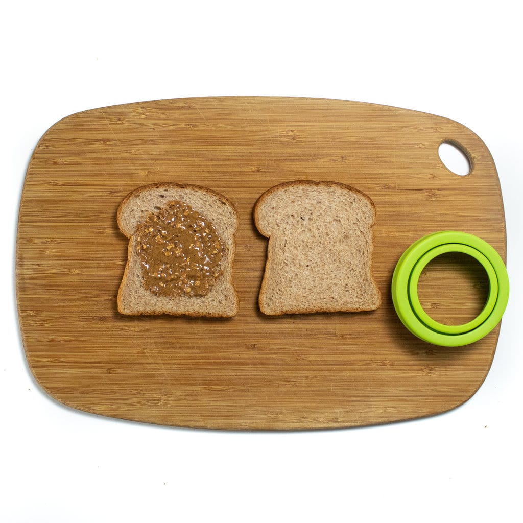 一个切菜板，上面有两块面包和一个不可察觉的切割机。
