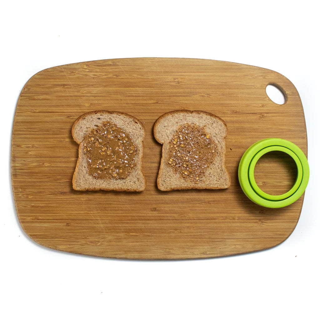 一个切菜板，上面有两块面包和一个不可察觉的切割机。