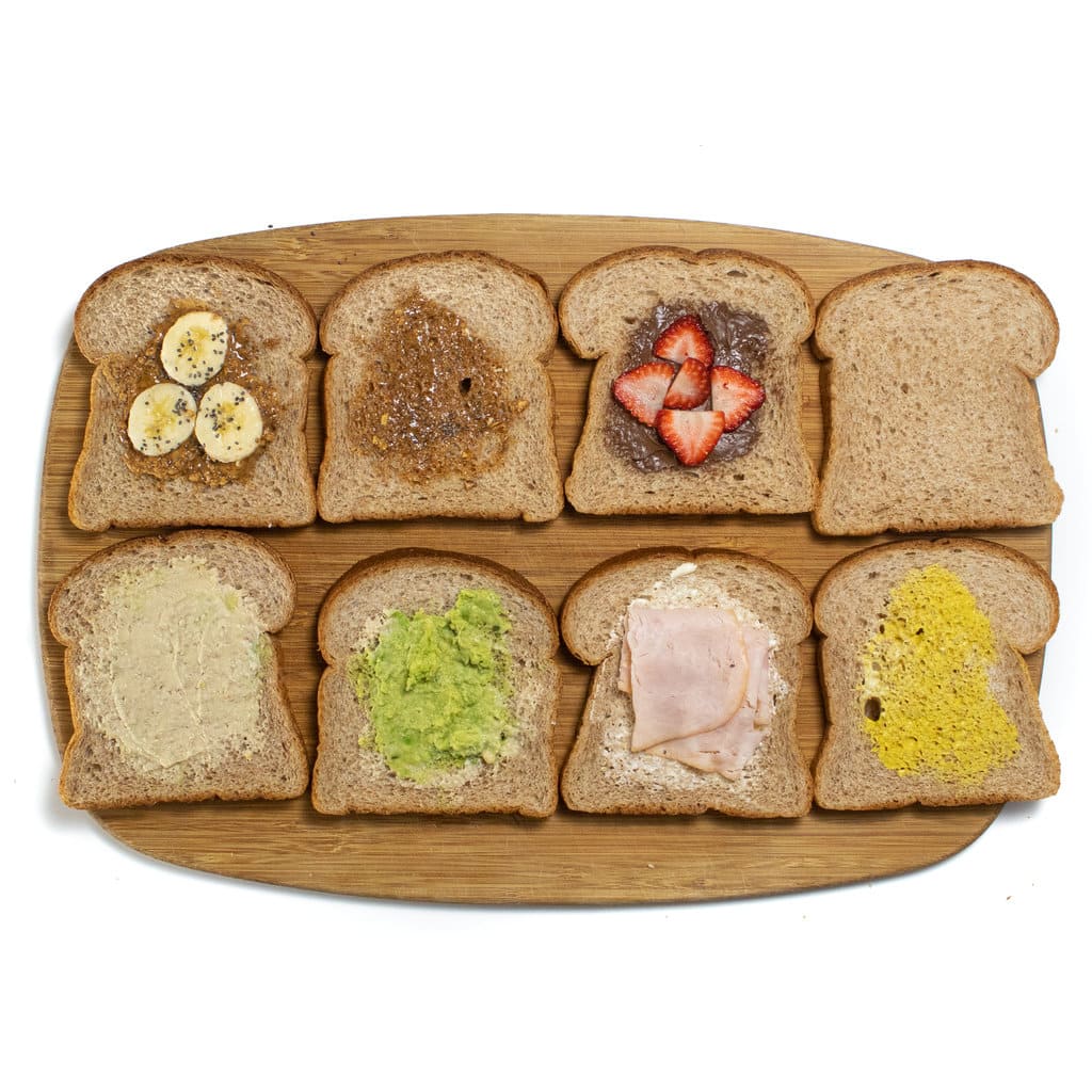 八块面包，为孩子们提供不同的浇头，午餐和不可分割的面包。