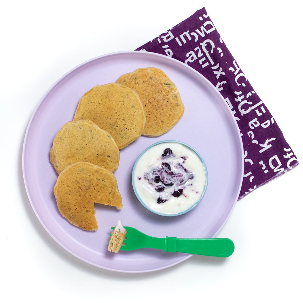 紫色小朋友玩堆煎饼 小碗酸奶