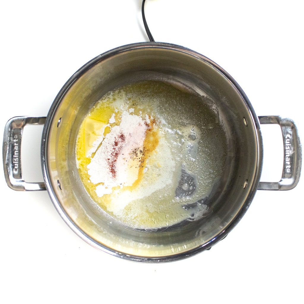 一个带黄油，面粉，盐分的大型银锅。