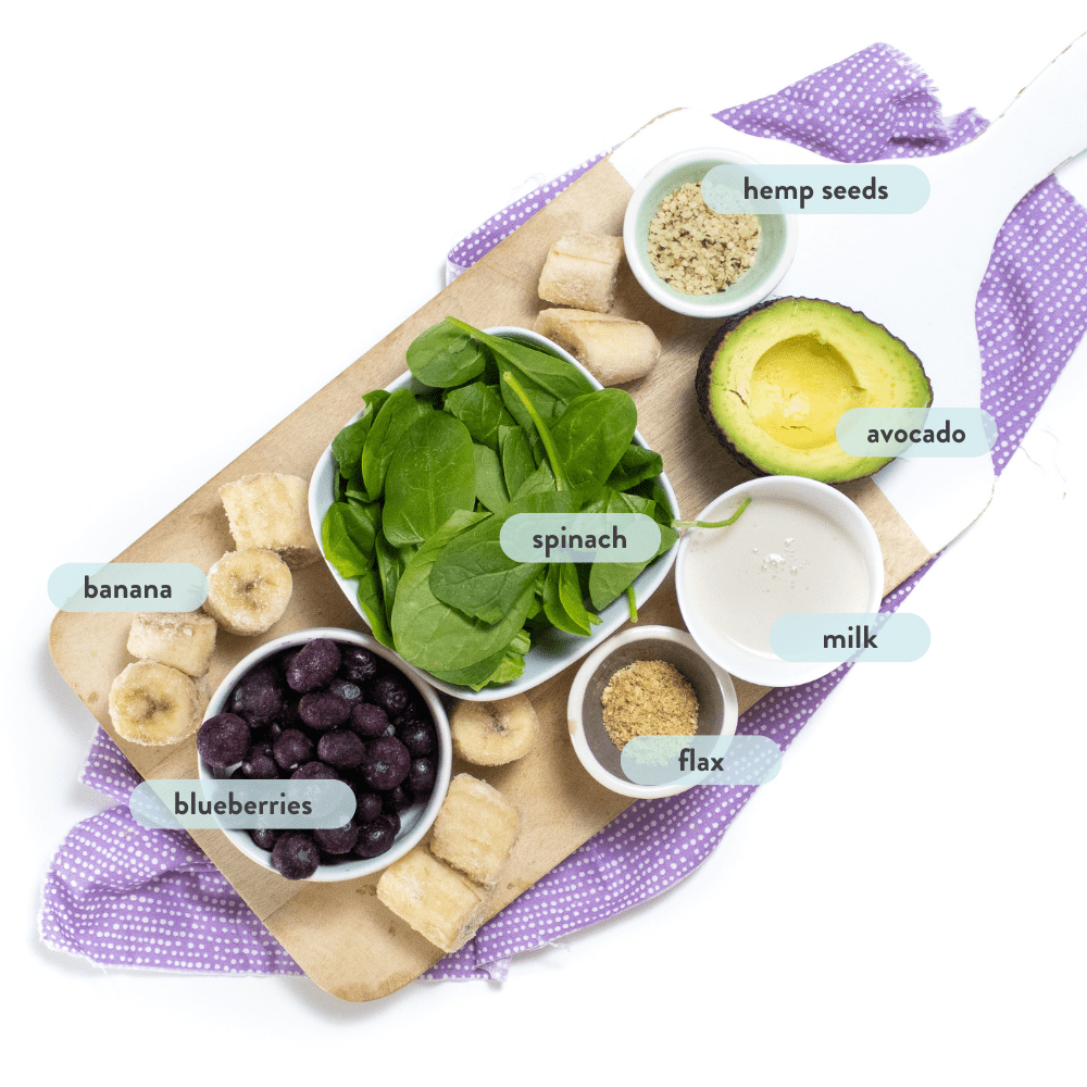 在白色背景上，光滑的成分在切菜板上铺有紫色的餐巾纸。