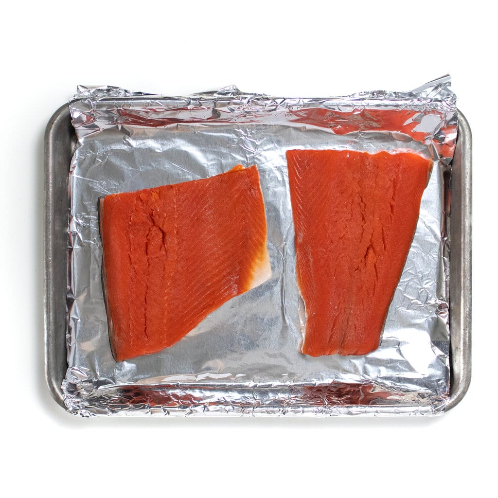 2片三文鱼 堆积在块状烘培板上