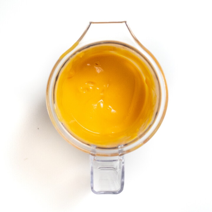 一个小型搅拌机，配以泥中的地瓜，香料和牛奶，用于通心粉和奶酪。GydF4y2Ba