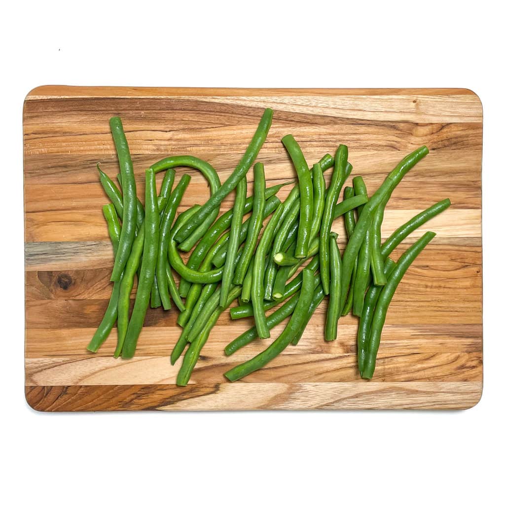 切菜板装满了修剪的绿豆。GydF4y2Ba