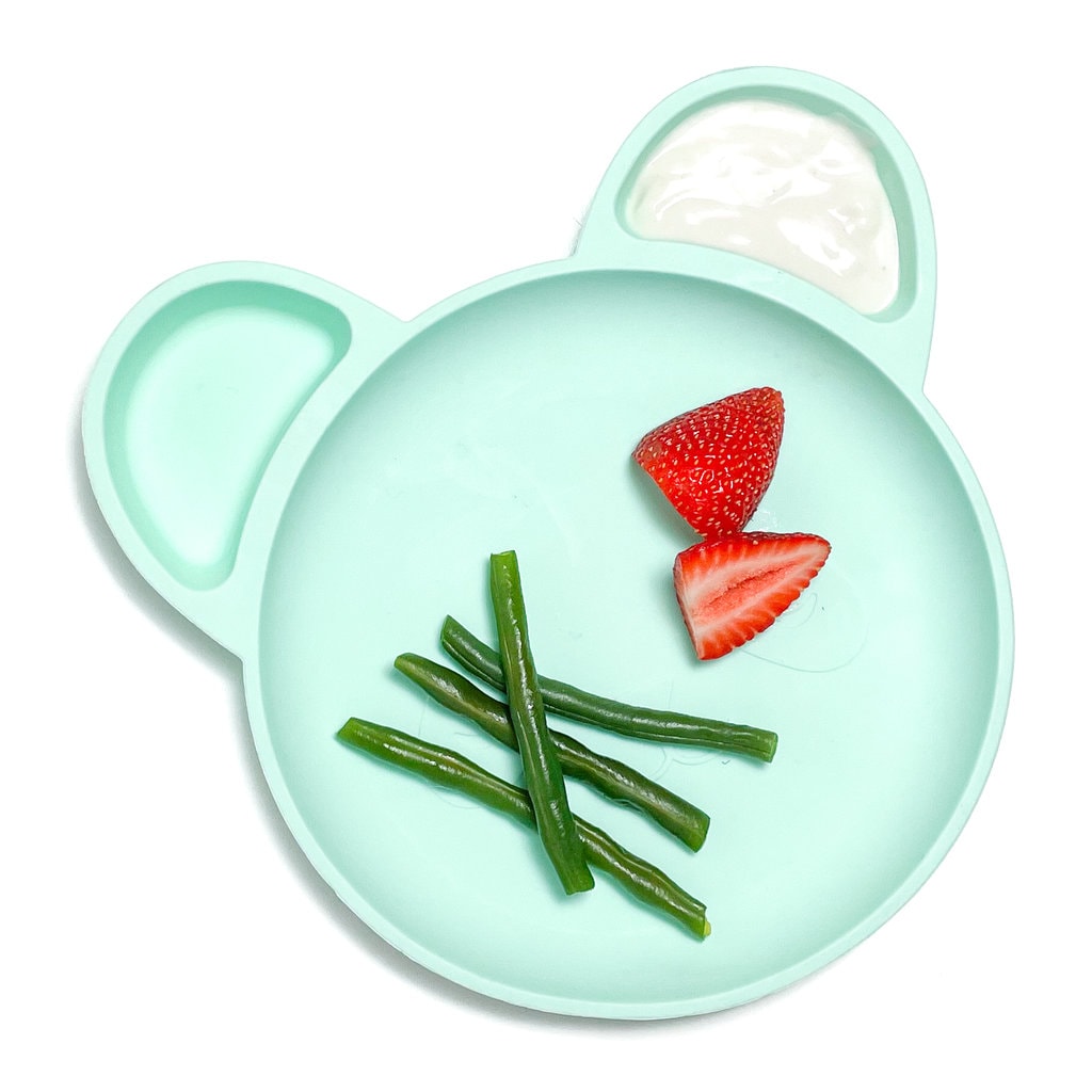 婴儿板上蒸绿豆，草莓和酸奶的侧面蘸酱。GydF4y2Ba