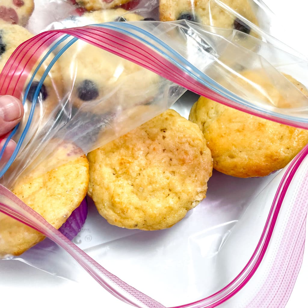 Ziploc袋中的冷冻松饼的特写镜头。