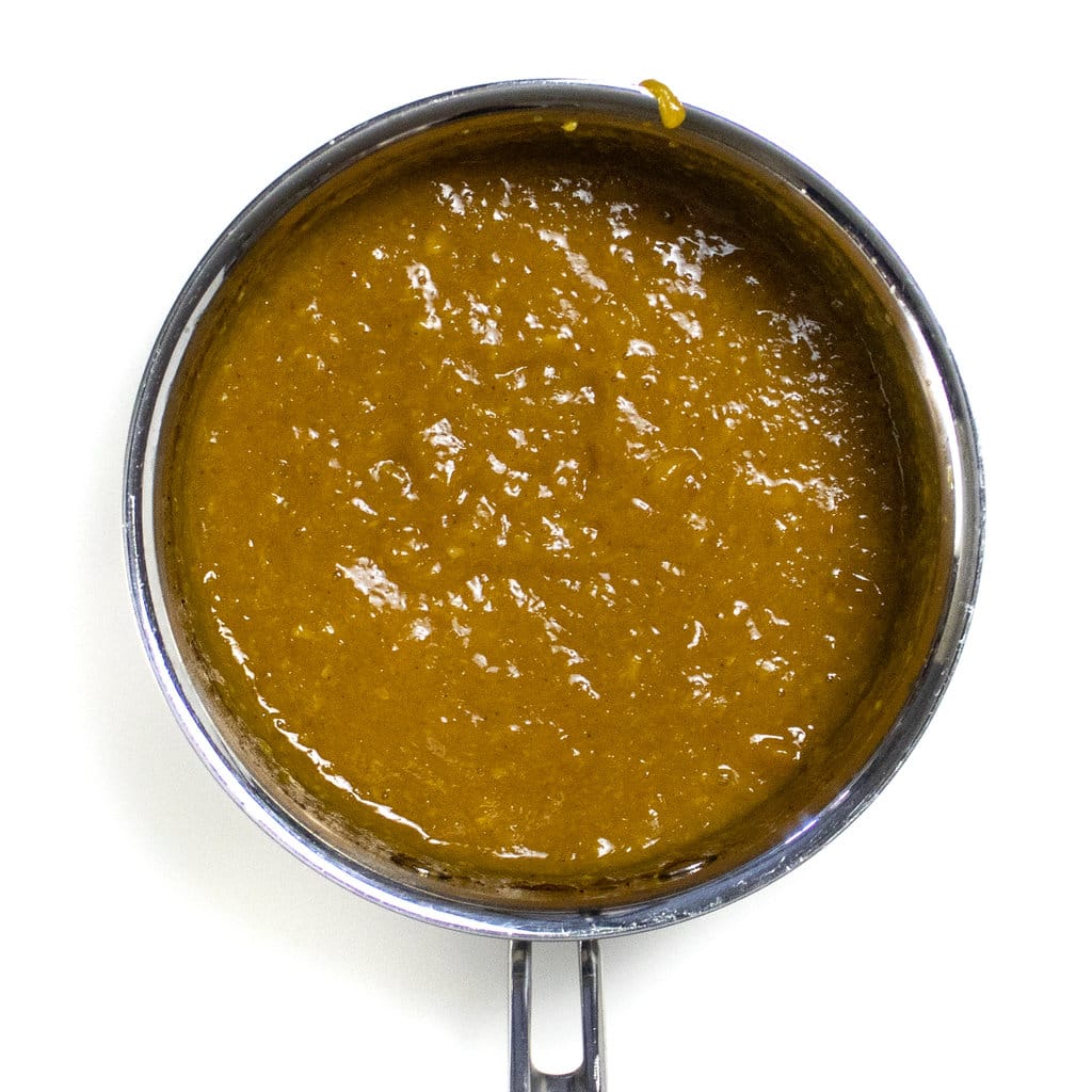 用芒果，肉豆蔻和枫糖浆制成的煮熟和泥制成的芒果泥。