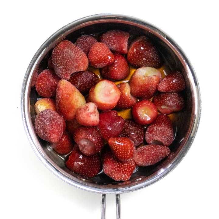 银锅，带有冷冻草莓，枫糖浆和香草提取物。