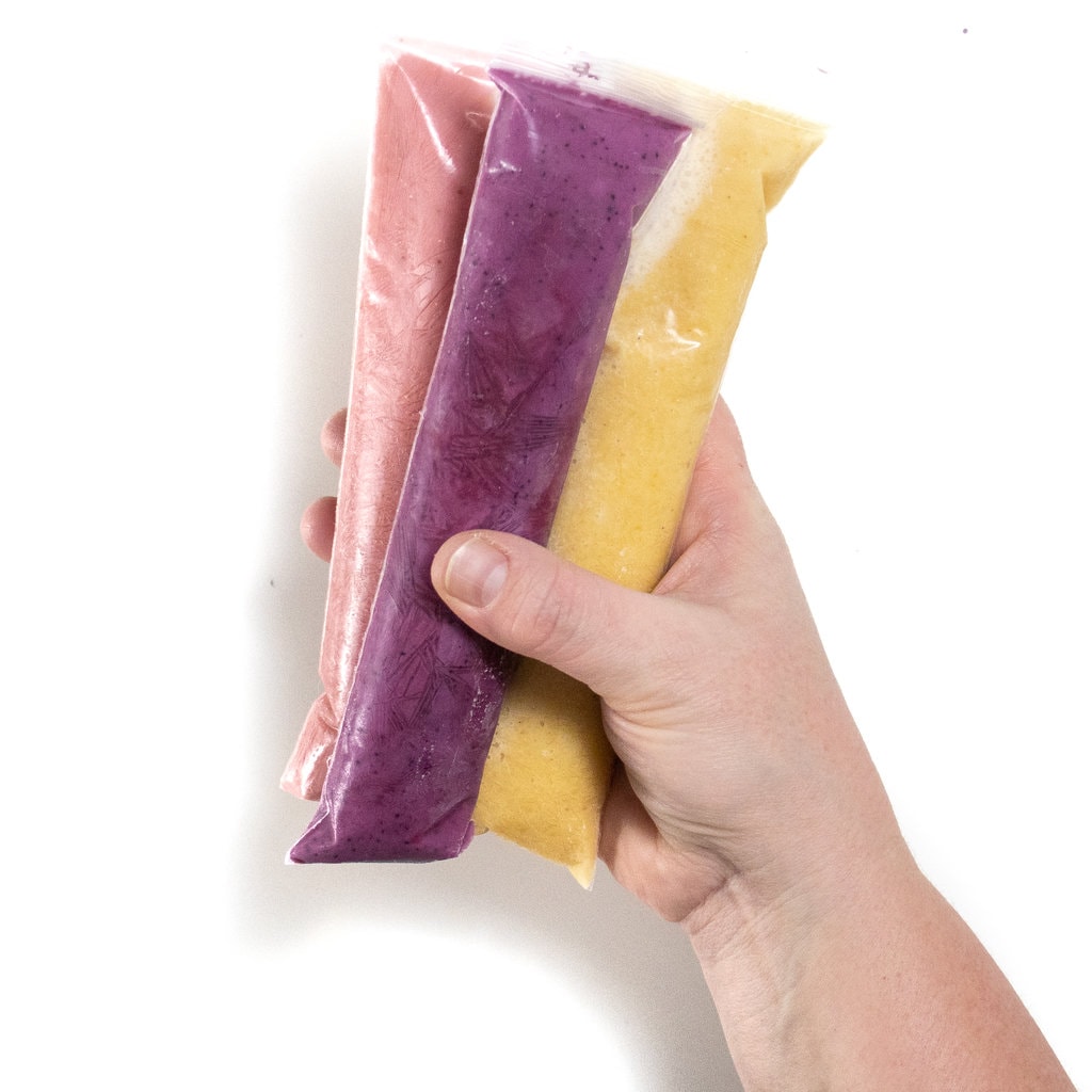 手握三种不同的酸奶管 口味不同 白后台