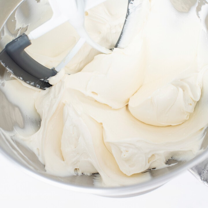 银色搅拌碗，配以光滑和奶油奶酪糖霜。