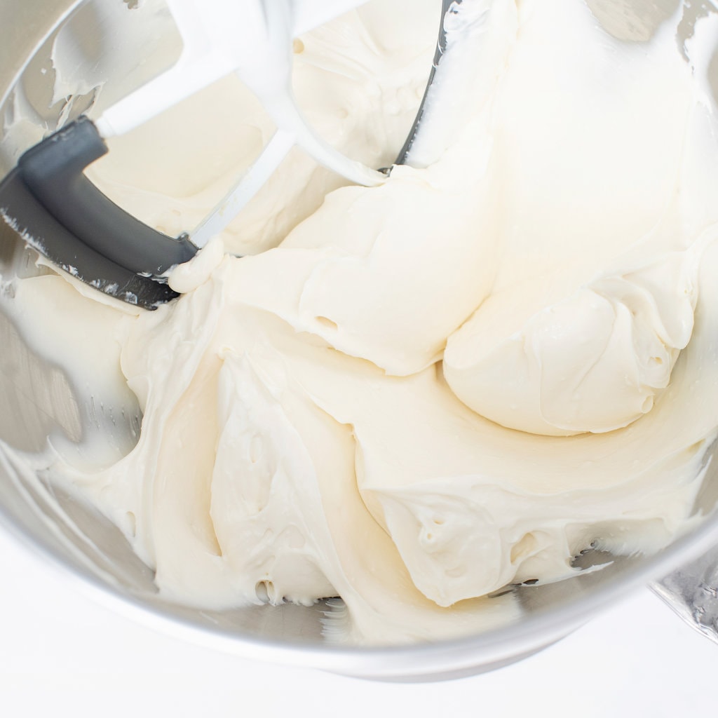 银色搅拌碗，配以光滑和奶油奶酪糖霜。
