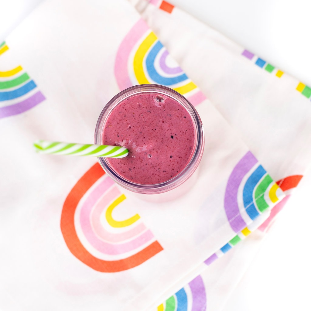 色彩鲜艳的彩虹餐巾，配浆果酸奶饮料。