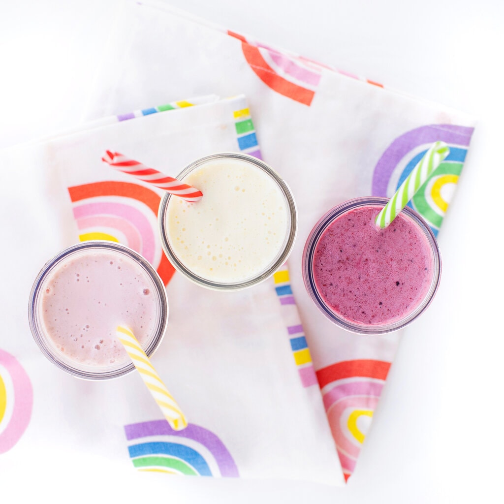 一个彩虹餐巾纸，配以三种酸奶饮料，配以五颜六色的条纹吸管，为孩子们出来。