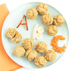 Teal小朋友玩ABC松饼字母a、B、C写入苹果、香蕉和胡萝卜