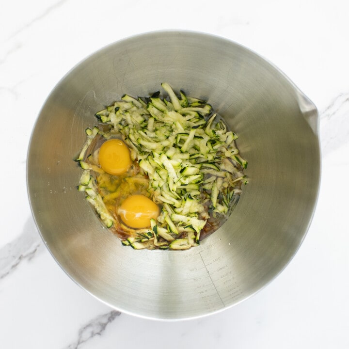 银混合碗大理石计数器填充zucchini和其他湿料