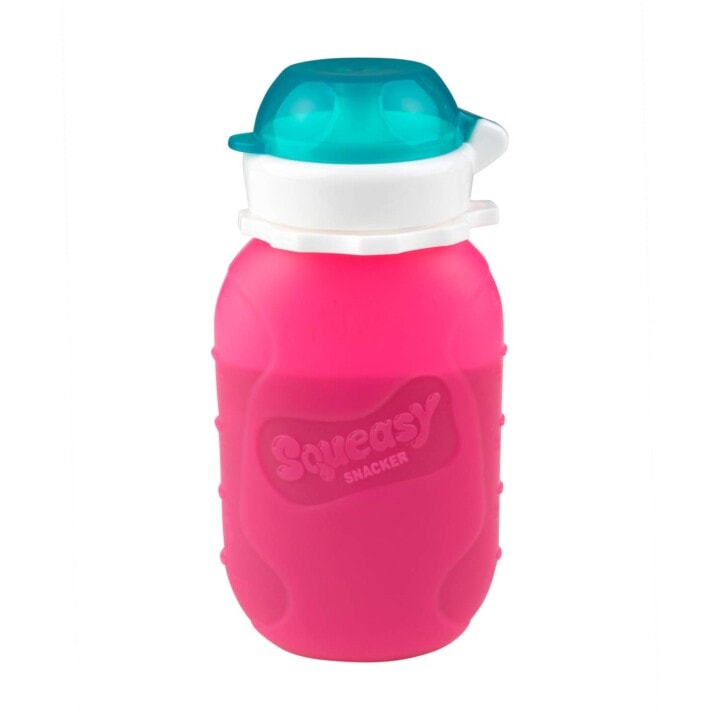 粉红色的硅胶可重复使用的婴儿和幼儿食品袋在白色背景上。