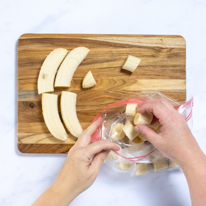 双手把香蕉切片装进木板上一个齐普洛克包