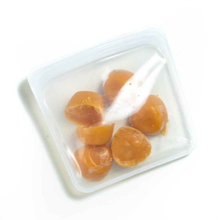 一个装满冷冻杏婴儿食品泥的储藏袋。