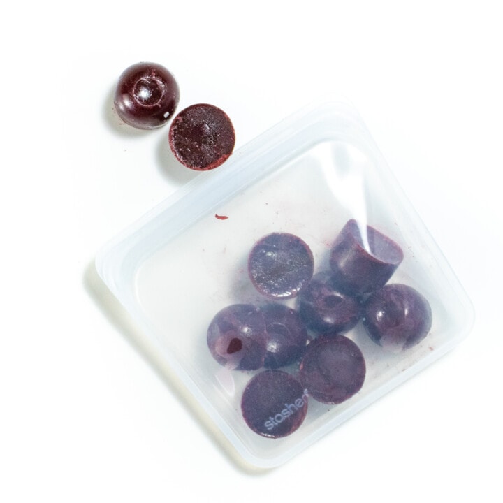 清晰藏箱装满冷冻圆形黑莓净化