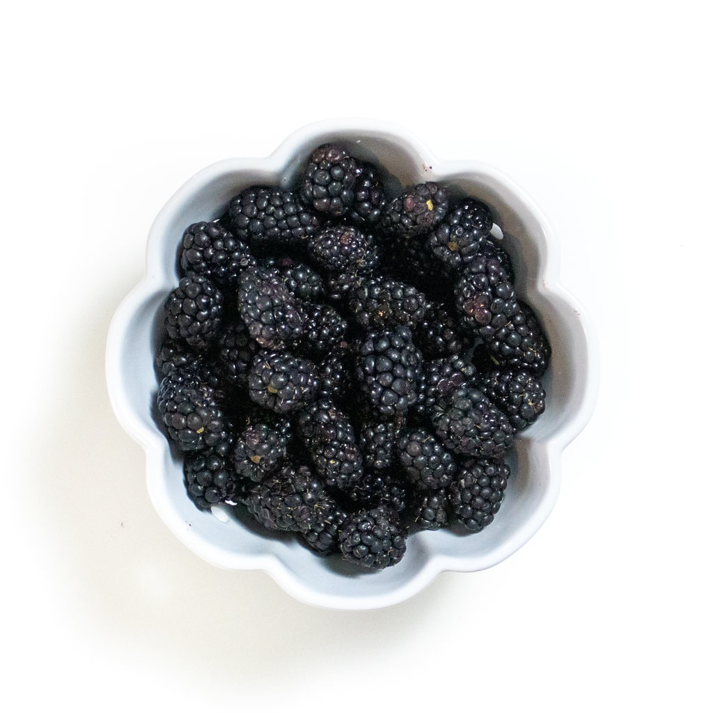黑莓碗白背景