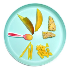 蓝色盘子和几种不同的方法可以为您的宝宝提供芒果。GydF4y2Ba