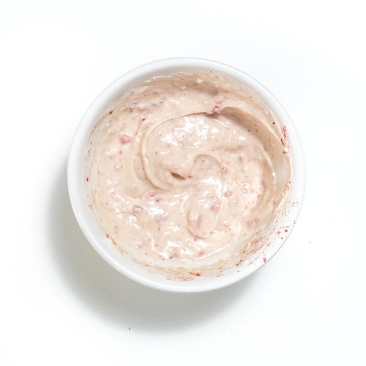 小白碗 满满奶油奶酪 白顶上草莓冰