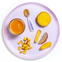 紫色的儿童盘子在白色背景上，有几种不同的方法，可以将桃子切成和食用桃子。GydF4y2Ba
