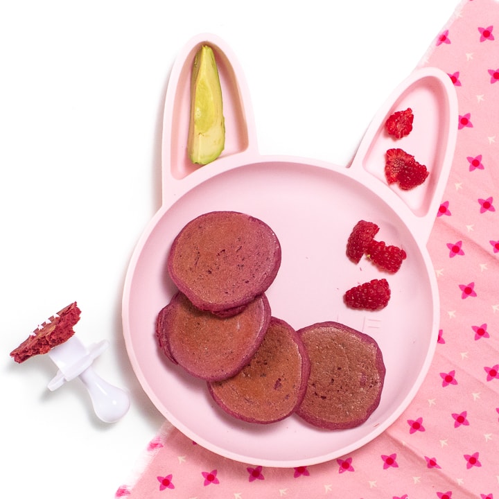 平兔板上装满粉红煎饼 树莓和avocado 坐在粉红餐巾上