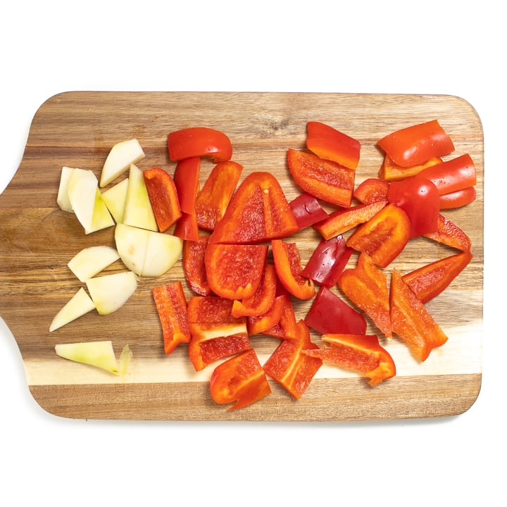 切菜板，红辣椒和梨。