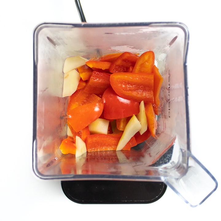 搅拌器配煮熟的红辣椒和梨。