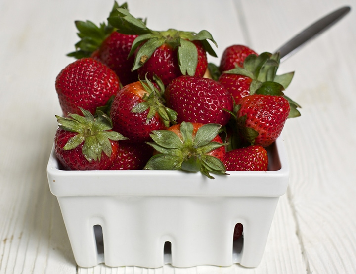 白果篮子里面有新鲜草莓