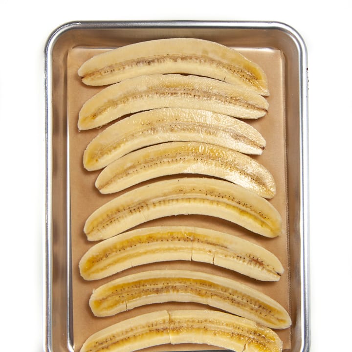 香蕉在烤盘上排成一列，准备烤出婴儿食品泥。