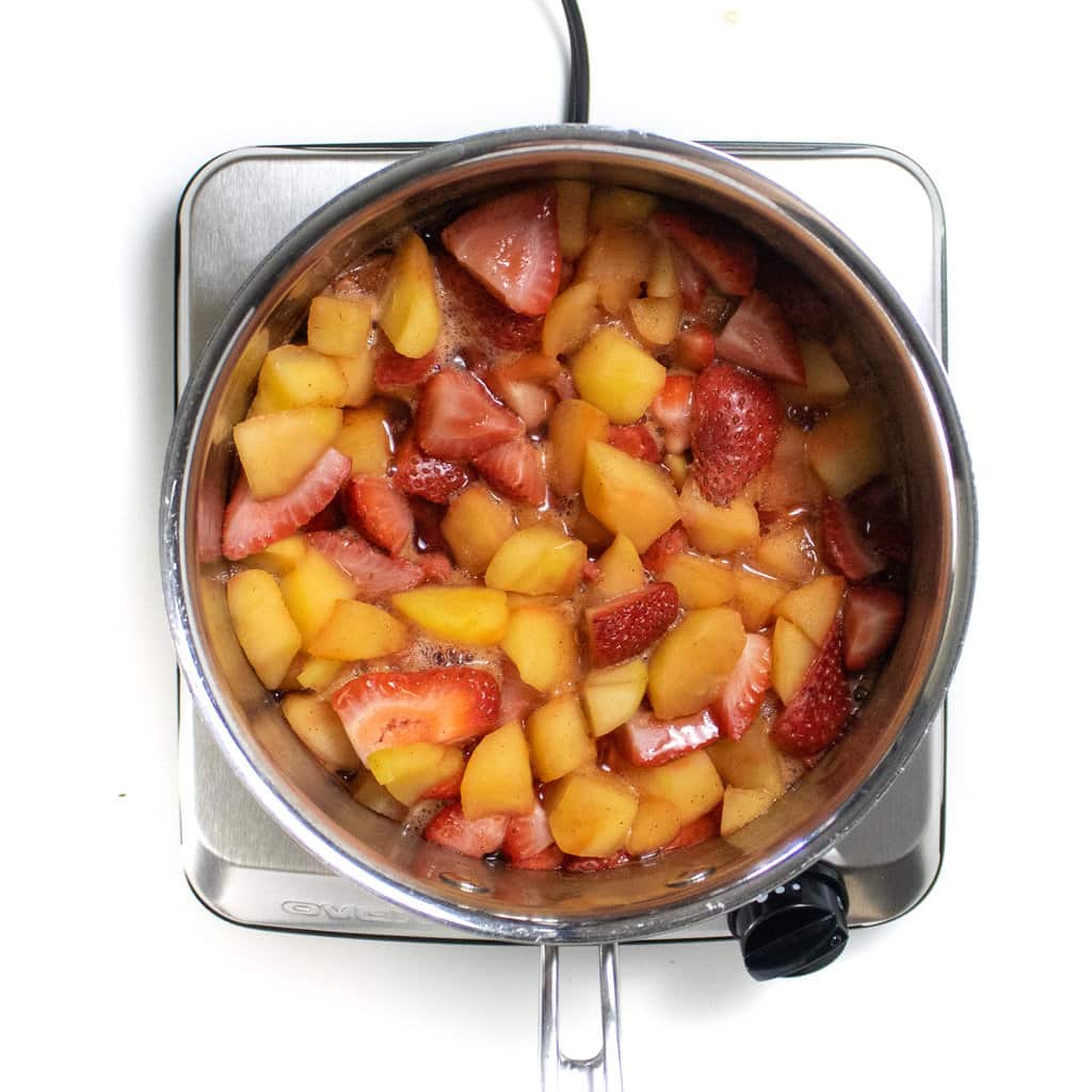 一个带有智能苹果草莓，肉桂和香草的银锅锅。GydF4y2Ba