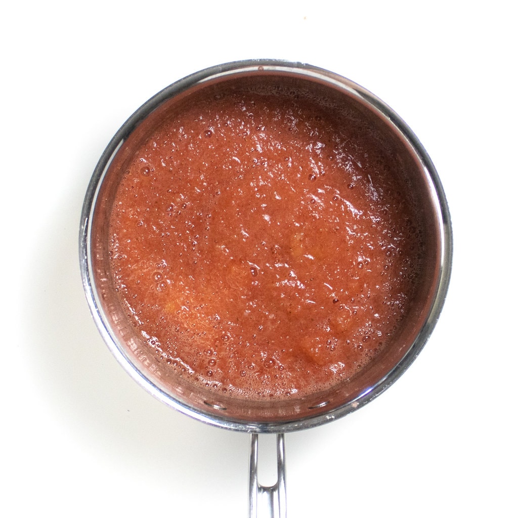一个银锅，配有混合草莓苹果酱。GydF4y2Ba