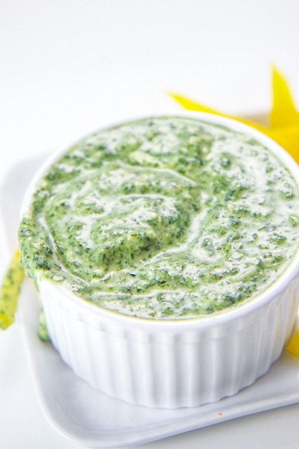 健康spinachbasil酸奶浸泡子和小朋友白碗