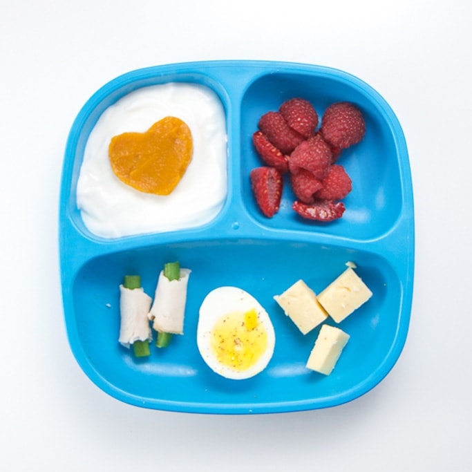 在蓝色盘子上快速简便的幼儿午餐。