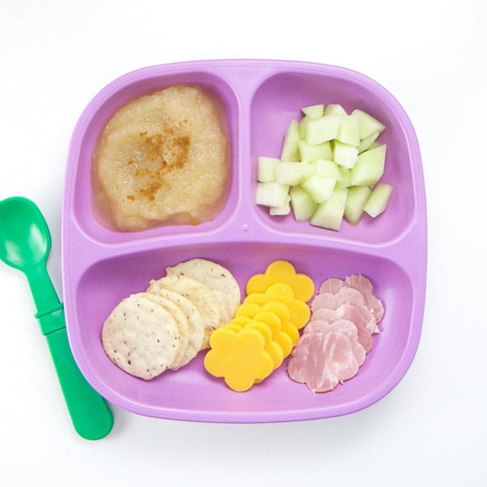 在紫色盘子上的蹒跚学步的午餐。