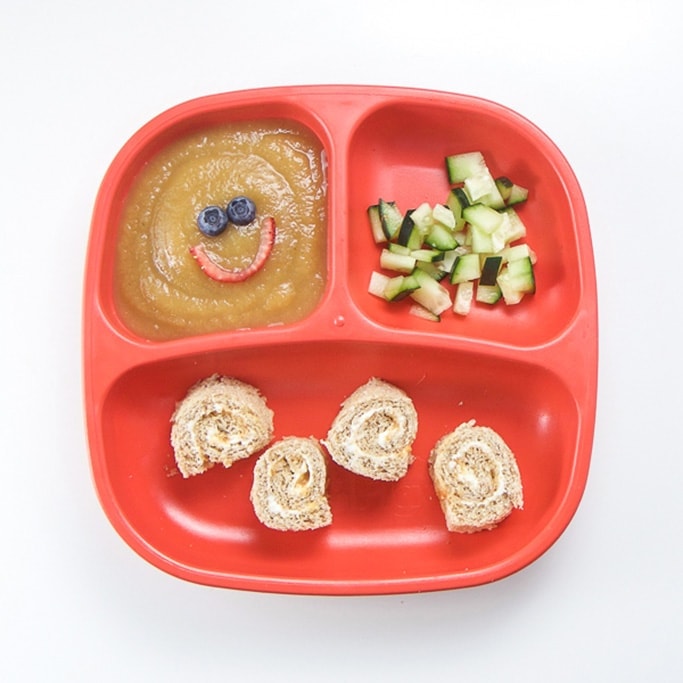 在红盘上享用健康的幼儿午餐。