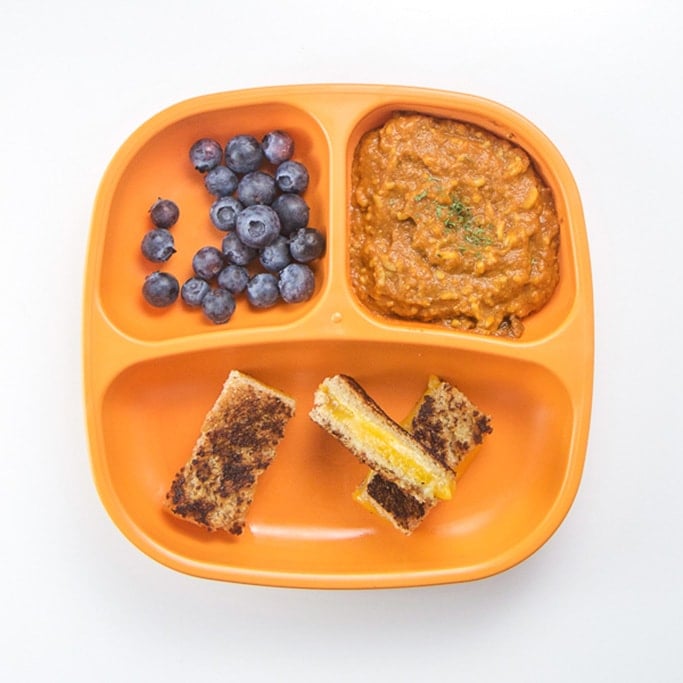 在橙色板块上的幼儿营养午餐。