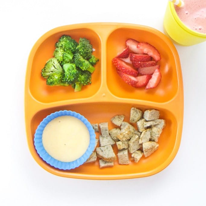 在橙色板块上的幼儿营养午餐。