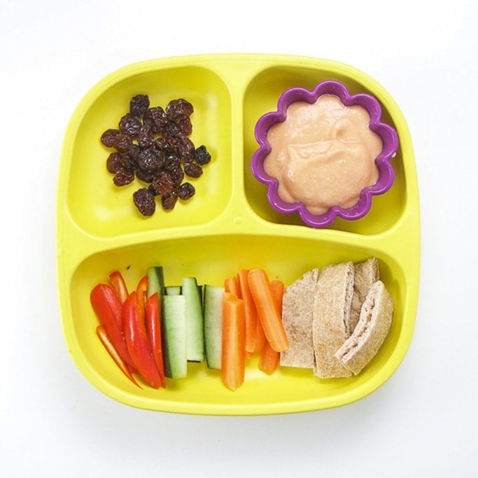 在黄色截面上的快速简便的幼儿午餐想法。