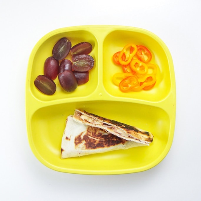 在黄色截面上的快速简便的幼儿午餐想法。