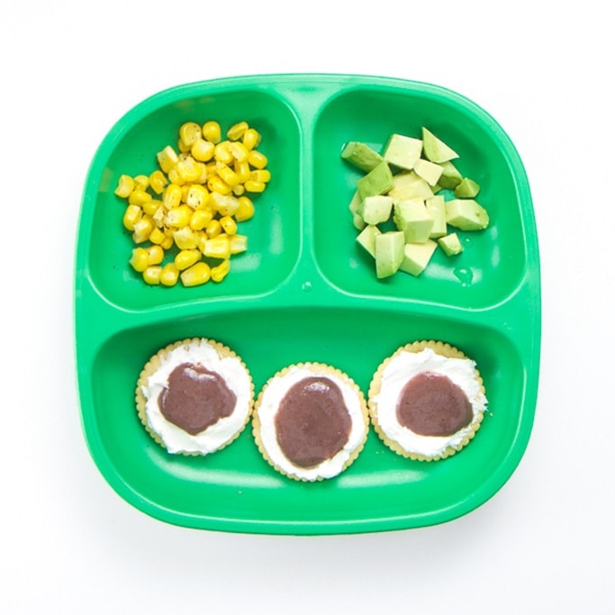 在绿色盘子上的健康小孩餐。